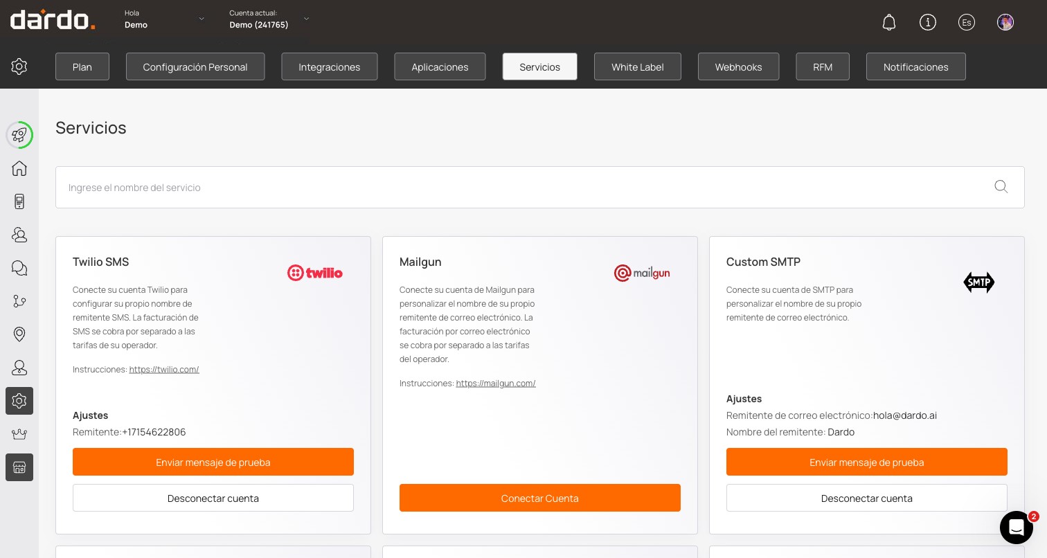 Pestaña Servicios con el buscador y las tarjetas de Twilio SMS, Mailgun y Custom SMTP; las conectadas muestran su remitente y un botón de mensaje de prueba